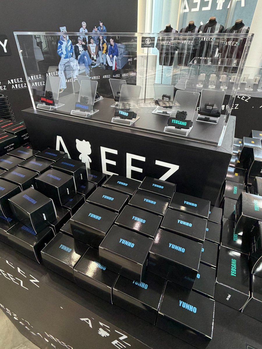 ATEEZITALY_'s tweet photo. Il pop-up store dedicato ad ATEEZ x Hello Kitty è aperto da oggi, 16 ottobre, fino al 25 ottobre 2026! 

MIL GALLERY JINGUMAE, Giappone https://t.co/cW8SzrNGIp