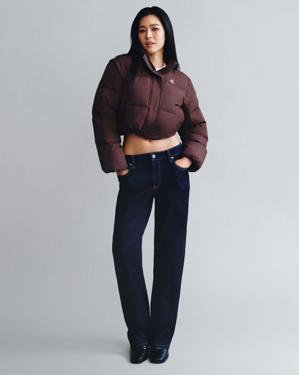 LingOrm_BH's tweet photo. กรี๊ดดดดดดดดดดดดด พี่หลิงกับแคมเปญ Calvin Klein’s Fall 2026 outerwear ลุคนี้หล่อเท่ตะโกนมากค่ะ 🫠🤎🔥

Cr. ig: lofficielmy 

#CalvinKleinFall26
#LinglingkwongxCalvinklein
#CalvinKlein @CalvinKlein
#Linglingkwong #หลิงหลิงคอง‌ https://t.co/TduHQfNzSW