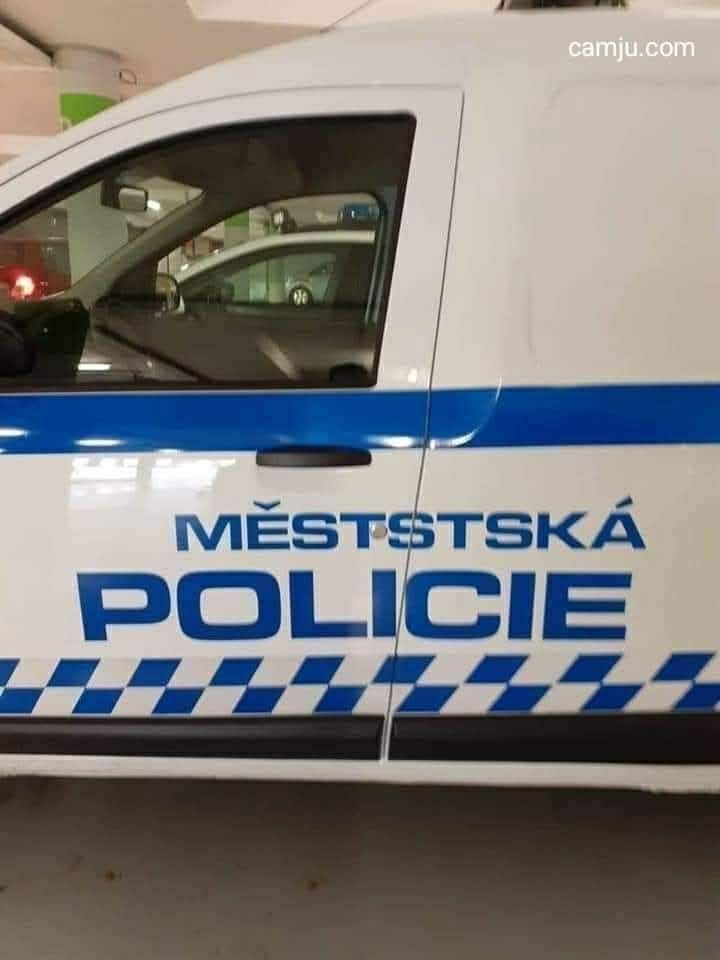 Lucinda90964714's tweet photo. Čím víc písmenek, ehmm...pruhů tím víc Adidas. 😂😂 https://t.co/LV1ZVjcS44