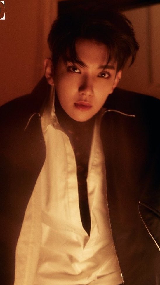 shuasmedia's tweet photo. vogue korea (2021)           vogue korea (2026) https://t.co/BsIPK5FLDU
