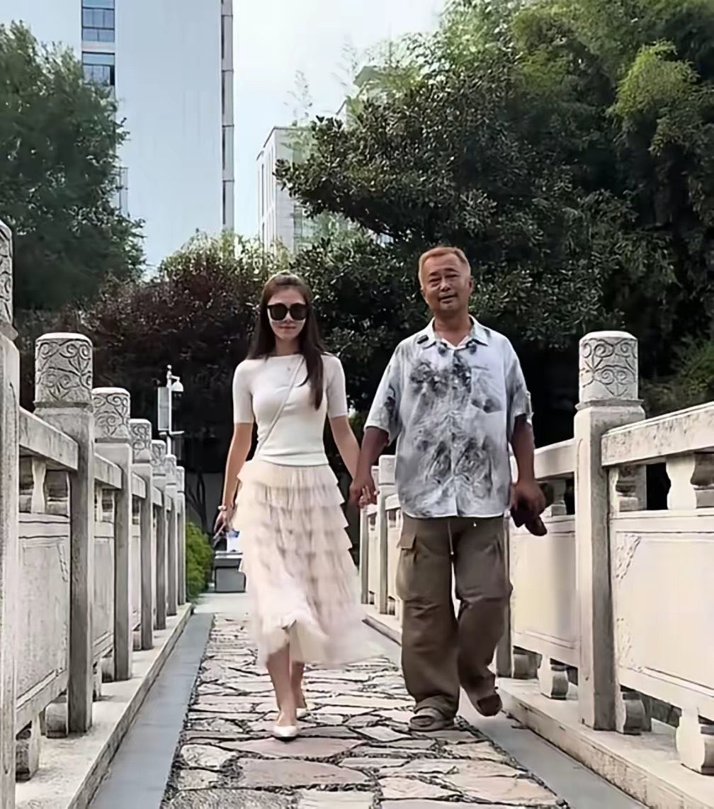 AMG138168's tweet photo. 大家还记得大网红沈巍老师吗

没出名之前，流浪街头，无欲无求。

通过抖音走红，凿了美女。

现在对生活充满期待，有无限的欲望，日子一天比一天更快活了。

壹徳有一结论:再消极的男人，一但凿上女人，斗志就回来了。 https://t.co/ecBQhBdi1b