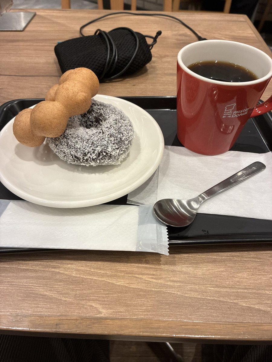 KK13135555's tweet photo. 勉強のついでに人生初ミスド https://t.co/HPMPjO8TJk