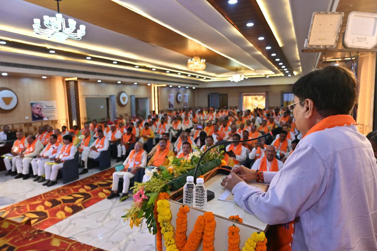 IJAGDISHPATEL's tweet photo. वाराणसी में काशी व गोरक्ष क्षेत्र के विधानसभा विस्तारक एवं विधानसभा प्रभारी प्रशिक्षण वर्ग के दूसरे दिन सत्र प्रवर्तक के रूप में कार्यकर्ताओं को संबोधित करते हुए आगामी विधानसभा चुनाव की कार्ययोजना, संगठनात्मक समन्वय और बूथ प्रबंधन की प्रभावशीलता पर अपने विचार साझा किए। https://t.co/By7DYNwsiU