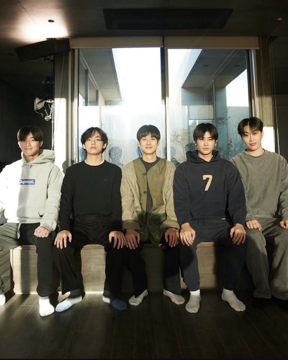 BTSVSpain's tweet photo. La cuenta de IG de yoontruck* compartió un vídeo del increíble apoyo que Wooga le brindó a Choi Wooshik en el último día de grabación de su nuevo kdrama!! 

Usaron como BGM Winter Bear y encima tenemos por fin en HD esta foto! 😍

*Empresa de camiones de comida y café (food/coffee trucks) en Corea del Sur 🇰🇷🥰