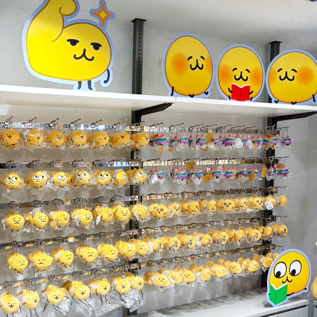 emoji_no_ko_inf's tweet photo. ˗ˏˋ 🌟 #えもじの子 ポップアップ（大阪）🌟 ˊˎ˗

本日初日を迎えた大阪ポップアップの様子をお届け📸
観測者のみんな、たくさん遊びにきてくれてありがとう〜🟡

【欠品情報】
ぷっくりアクリルキーホルダー(近日再入荷予定)

🗓️10月25日(日)まで
📍HEP FIVE  B1F｜FIVE LAB(ファイブラボ)
🎫全日程予約終了