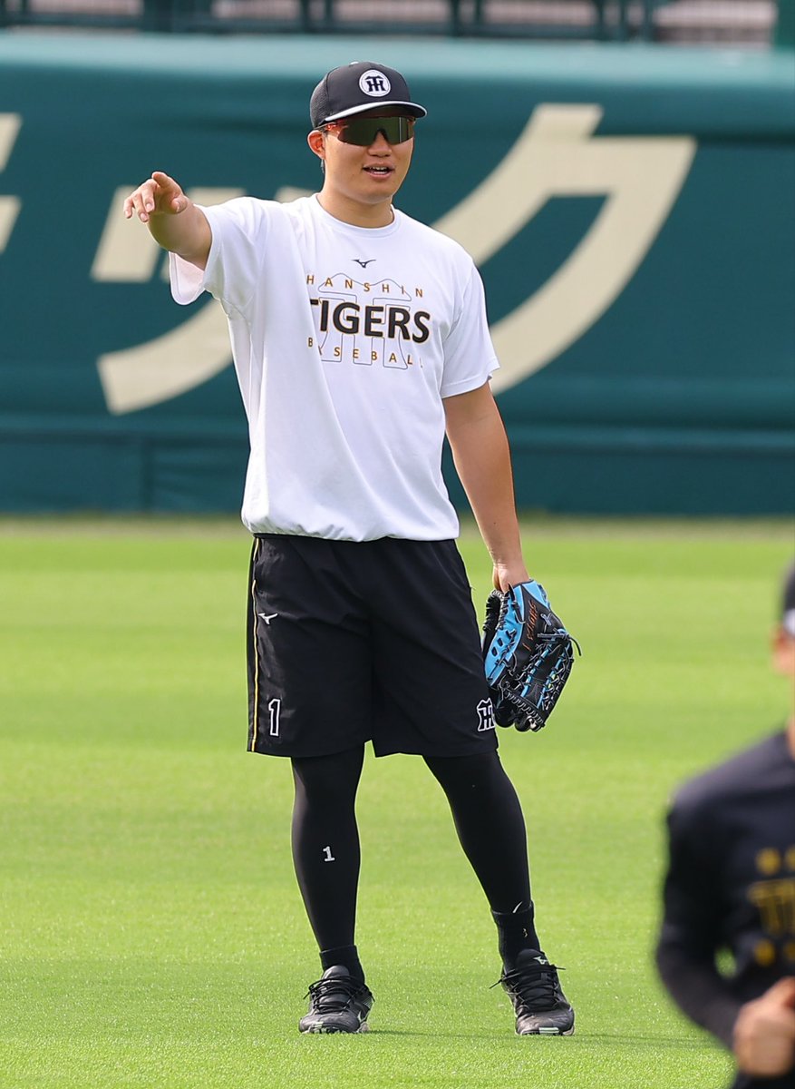 NikkanNaruohama's tweet photo. 森下選手がグラウンドに出てきました！

#阪神タイガース https://t.co/APpE9mrboU