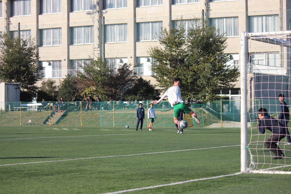 Taku34860's tweet photo. 明日は3年間苦楽を共にしたフィールドでサッカーができる。自分にとってはやっぱり特別な場所だし、色んな感情があるが1番はこのチームで勝って残留をしたい！

2年ぶりに踏む芝にワクワクが止まりません。高校時代の恩師がいたらプレーで恩返しをしたい https://t.co/zXDEQ73wHd