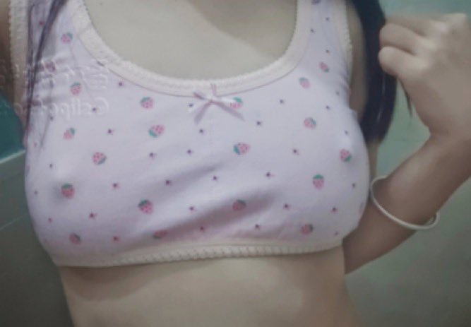 kimberly78rm4's tweet photo. 现在是02:08分、新拍的              

有人想要锐评一下我21岁的福嘛😌             

（拒绝人机）赶紧看，我要删了              

真没有📷流言2我真给呀 https://t.co/ZbamPgeN5y