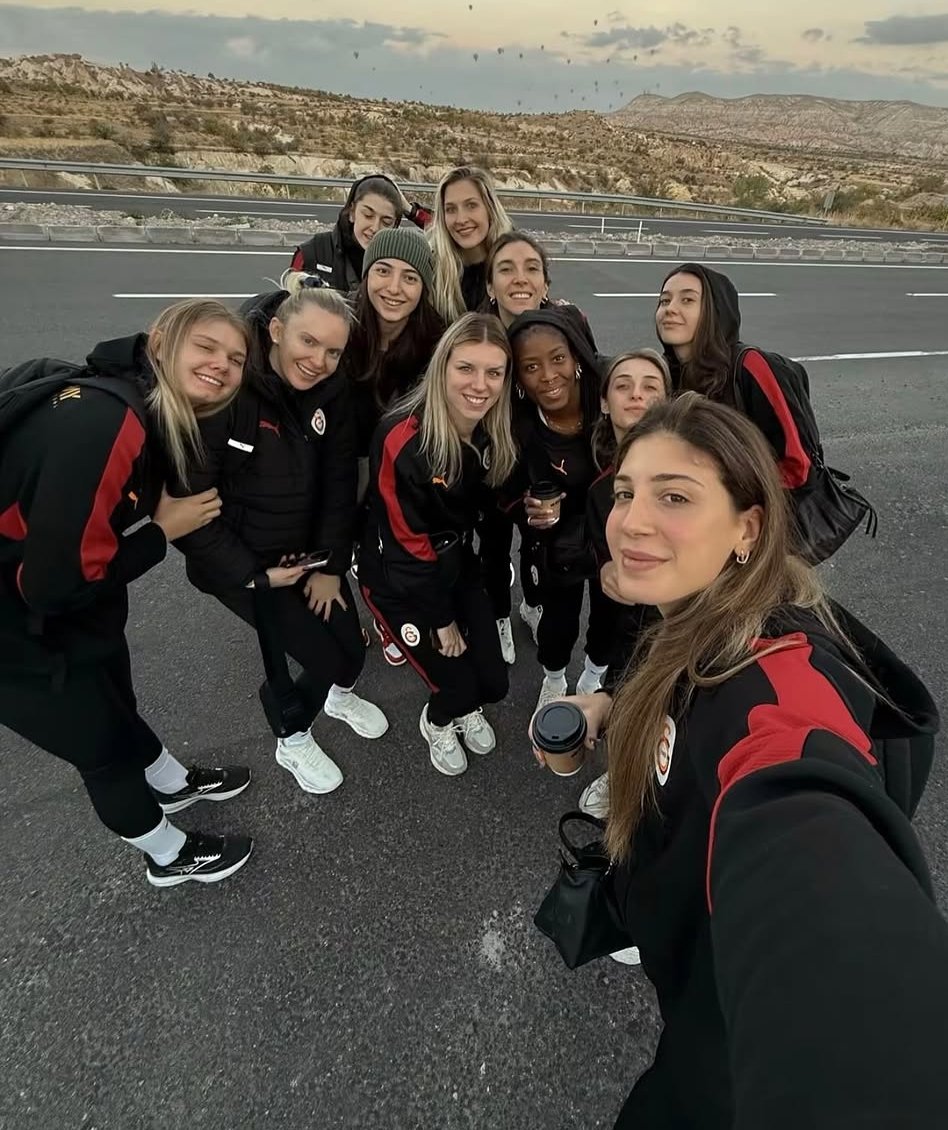 ilkinaydin10's tweet photo. Galibiyet sonrası selfie https://t.co/wkHVrb4qNR