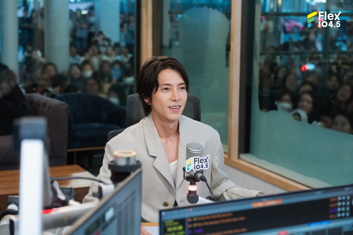 Flex_Connect's tweet photo. ย้อนภาพบรรยากาศความอบอุ่นในรายการ Flex Talk เมื่อวันพฤหัสบดีที่ 1 ต.ค. ที่ผ่านมา ได้ต้อนรับแขกรับเชิญสุดพิเศษ 𝐓𝐎𝐌𝐎𝐇𝐈𝐒𝐀 𝐘𝐀𝐌𝐀𝐒𝐇𝐈𝐓𝐀 มานั่งพูดคุย พร้อมอัปเดตงาน "TOMOHISA YAMASHITA TOUR 2026 DREAMING LIVE IN BANGKOK" ที่แฟน ๆ ชาวไทยรอคอย

✨ ห้ามพลาด ร่วมสร้างความทรงจำสุดพิเศษไปกับเขาในงาน "TOMOHISA YAMASHITA TOUR 2026 DREAMING LIVE IN BANGKOK"
🗓 วันเสาร์ที่ 19 ธันวาคมนี้ ที่ Union Hall
⏰ 2 รอบการแสดง เวลา 14.00 น. และ 19.00 น.
บัตรมีจำหน่ายแล้วที่ ThaiTicketMajor อย่าลืมมาเจอกันนะคะ ❤️

📌ดูรายการ Flex Talk ย้อนหลังได้ทาง YouTube : FlexConnect
https://t.co/A2aePmvG45

@Tomohisanine @tomosfam
.
#Flex1045xยามะพี
#山下智久 #DREAMING
#TOMOHISAYAMASHITA #ยามะพี
#FlexTalk #FlexConnect #Flex1045
