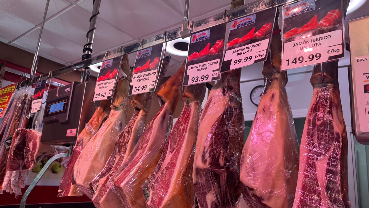 ppAlcorcon's tweet photo. Seguimos escuchando y apoyando a quienes levantan la persiana cada día.

En la Charcutería Horcajo, en San José de Valderas, hemos charlado sobre cómo les va y qué les preocupa. Un comercio de barrio que, además de buenos productos, ofrece ese trato cercano que tanto valoramos.

¡Gracias por recibirnos!

#ComercioAComercio