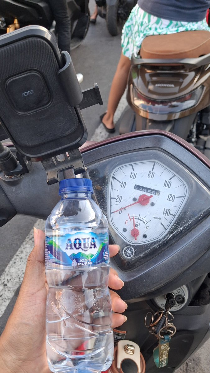 azkaralunar's tweet photo. Dapett geesss gw dapet bensinnyaa 🤣
Ga pernah sehappy ini antri bensin 
Bonus jajan, makasihh org baikkk 🥰 https://t.co/kUJC3PMIhm