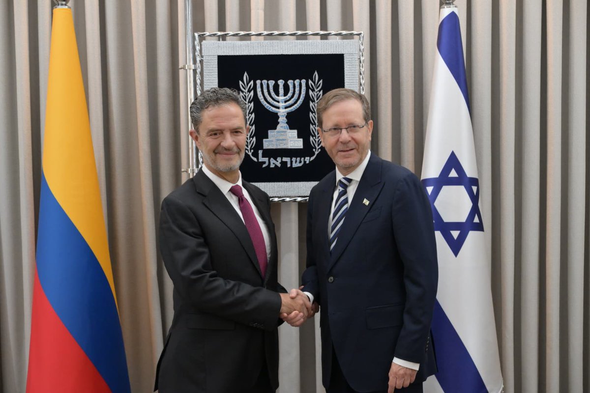 VivianAisen's tweet photo. En la Residencia Presidencial🏡

El Presidente de Israel @Isaac_Herzog recibió al Canciller @omarbula y tuvo la oportunidad de agradecerle personalmente por el cambio significativo que el gobierno del Presidente @ABDELAESPRIELLA ha impulsado en las relaciones entre Israel y Colombia, así como por la histórica inauguración de la Embajada de Colombia en Jerusalén.

La visita oficial del Canciller colombiano está llegando a su fin. Volvemos a Colombia con mucha ilusión y renovado entusiasmo por todo lo que podemos construir juntos.

¡Israel y Colombia, siempre unidos! 🇮🇱 🇨🇴
