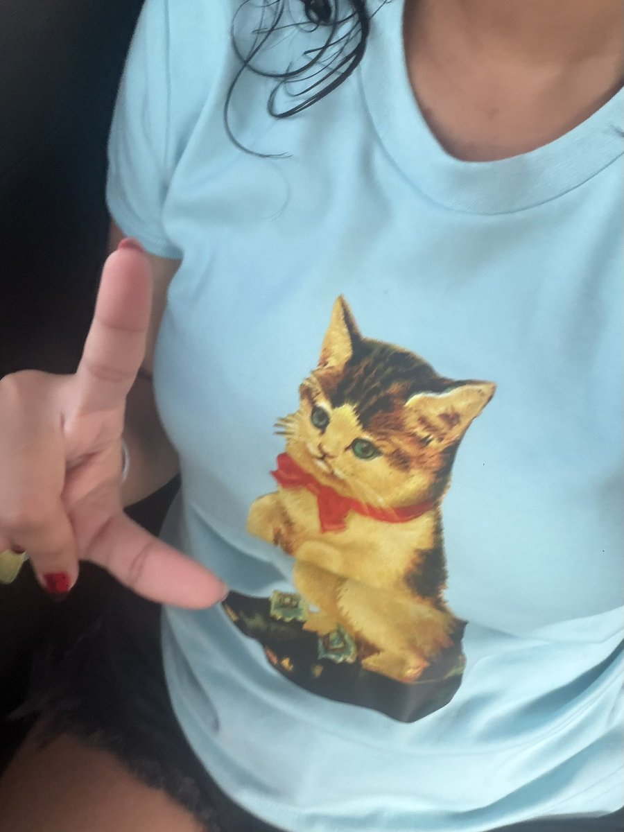 teuladodacama's tweet photo. pra comemorar esse hit to usando a blusa de eu sempre volto https://t.co/S0VMLoPbsU
