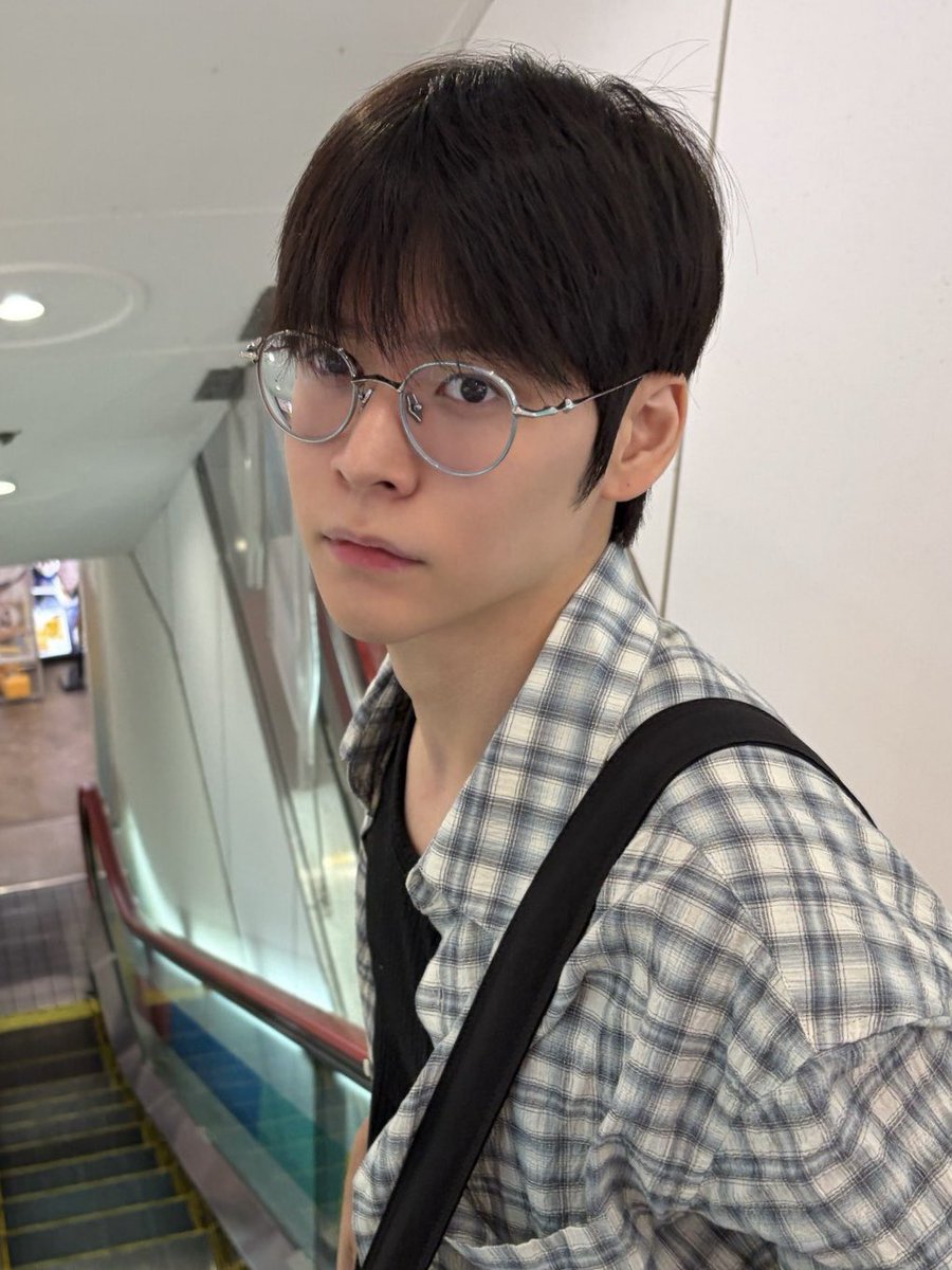 mengseoki's tweet photo. glasses for work                    glasses for real https://t.co/tsnQpJ5uF4