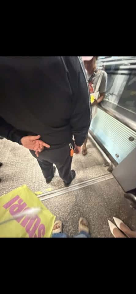 drnbluu's tweet photo. เหี้ยมากกก เตือนภัยคนขึ้น mrt บ่อยๆระวังอีโรคจิตแอบถ่ายใต้กระโปรงกันนะ ดูจากสภาพโคตรไม่น่าไว้ใจ😭 พอโดนจับได้แล้วค้นรูปคือเจอแต่รูปอนาจารแอบถ่ายผญ สุดท้ายจนททำได้แค่ตักเตือนแล้วปล่อยมันไป พิกัดเตาปูน ท่าพระ บางโพ ใครอยู่แถวนั้นระวังมันด้วยนะคับ https://t.co/HZodoEHRHh