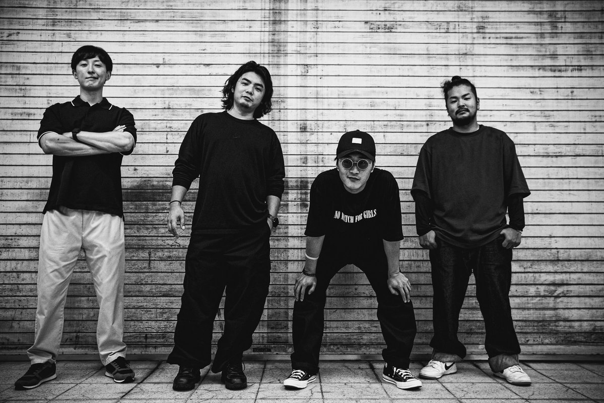 official_AIU's tweet photo. 【NEWアーティスト写真公開】

2026.11.29
東京立川コズミックホールでライブが決まりました！
これを機に新しいアーティスト写真を撮影！

みんな老けましたわ笑
オヤジになった4人で！🔥

撮影　ニモさん
@nimo1616 

instagram 
@nimo_skn https://t.co/EBlS6Cm4IE