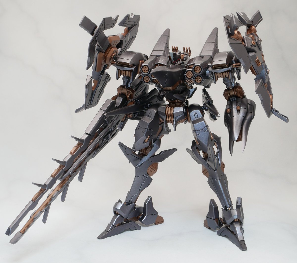 nainicut's tweet photo. アーマードコア4よりレイレナードの新型ネクスト、002-Bを制作しました
3DCADと3Dプリンターにて原型を制作し、そのを複製したものを塗装して仕上げています
ゲームのモデルと設定画を参考に、立体として説得力を持たせ���ようディテールやプロポーション、ユニット構成を独自に解釈して立体化しました https://t.co/EvkLnHw2E7