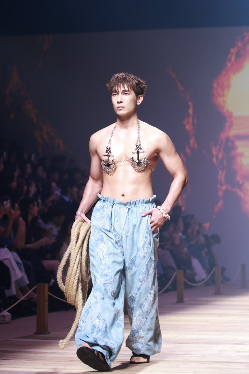 ParkkengChannel's tweet photo. RUNWAY ON FIRE! “มิว ศุภศิษฏ์” ปล่อยดาเมจกลางรันเวย์ MERGE ใน BIFW 2026

MEW BIFW26 SIAM PARAGON

#SiamParagonBIFW2026xMew 
#MERGExMEW #MewSuppasit #BIFW2026

ชมภาพเพิ่มเติม 🔗👉🏻 https://t.co/KVVMGLCyx3 https://t.co/msLaCUaT3I