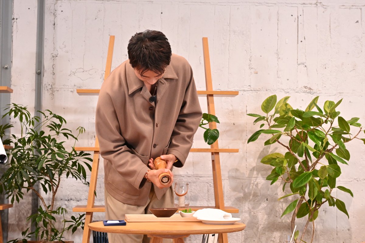 Airbnb_jp's tweet photo. 竹内涼真さんとともにお届けする
Airbnb Japanの新ブランドキャンペーン「あつまる旅に、起きること。」

発表会には竹内涼真さんも登壇し、“あつまる旅”の魅力や、仲間と過ごした旅の思い出を語っていただきました。

久しぶりに会う友人と、同じ場所に泊まる。
話して、笑って、一緒にごはんを食べて。
みんなで過ごすからこそ生まれる時間も、旅の思い出に。

次の旅は、大切な人と“あつまる旅”へ。

👇キャンペーン特設ページ
https://t.co/fKDJikMZfS

#あつまるエアビる #エアビ飯