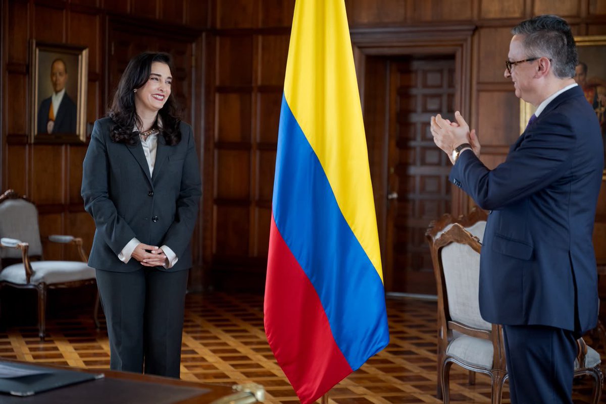 CancilleriaCol's tweet photo. Adela Maestre Cuello se posesionó como viceministra de Relaciones Exteriores de Colombia para asumir uno de los retos clave de la política exterior de La Patria Milagro. 🇨🇴

Abogada y especialista en Derecho de la Comunicación, cuenta con una amplia trayectoria en el servicio público, se desempeñó como Comisionada Nacional de Televisión y presidenta de la Asociación para la Promoción y Defensa de la Industria Audiovisual Colombiana (APDIF).

Su experiencia diplomática e internacional incluye la Dirección de Mecanismos de Concertación e Integración Regionales de la Cancillería, la Dirección de la Oficina Subregional para los Países Andinos de la SEGIB, el Consulado General de Colombia en Santiago de Chile y la Embajada de Colombia en Paraguay.

Desde el Viceministerio, trabajará por una política exterior que fortalezca las relaciones de Colombia con el mundo y ponga en el centro a los colombianos, sus intereses y su bienestar.