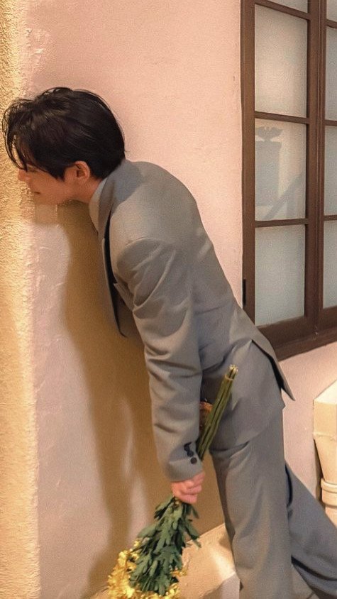 Taevcrew's tweet photo. He looked so husband coded that day https://t.co/pFPEYTiwSx