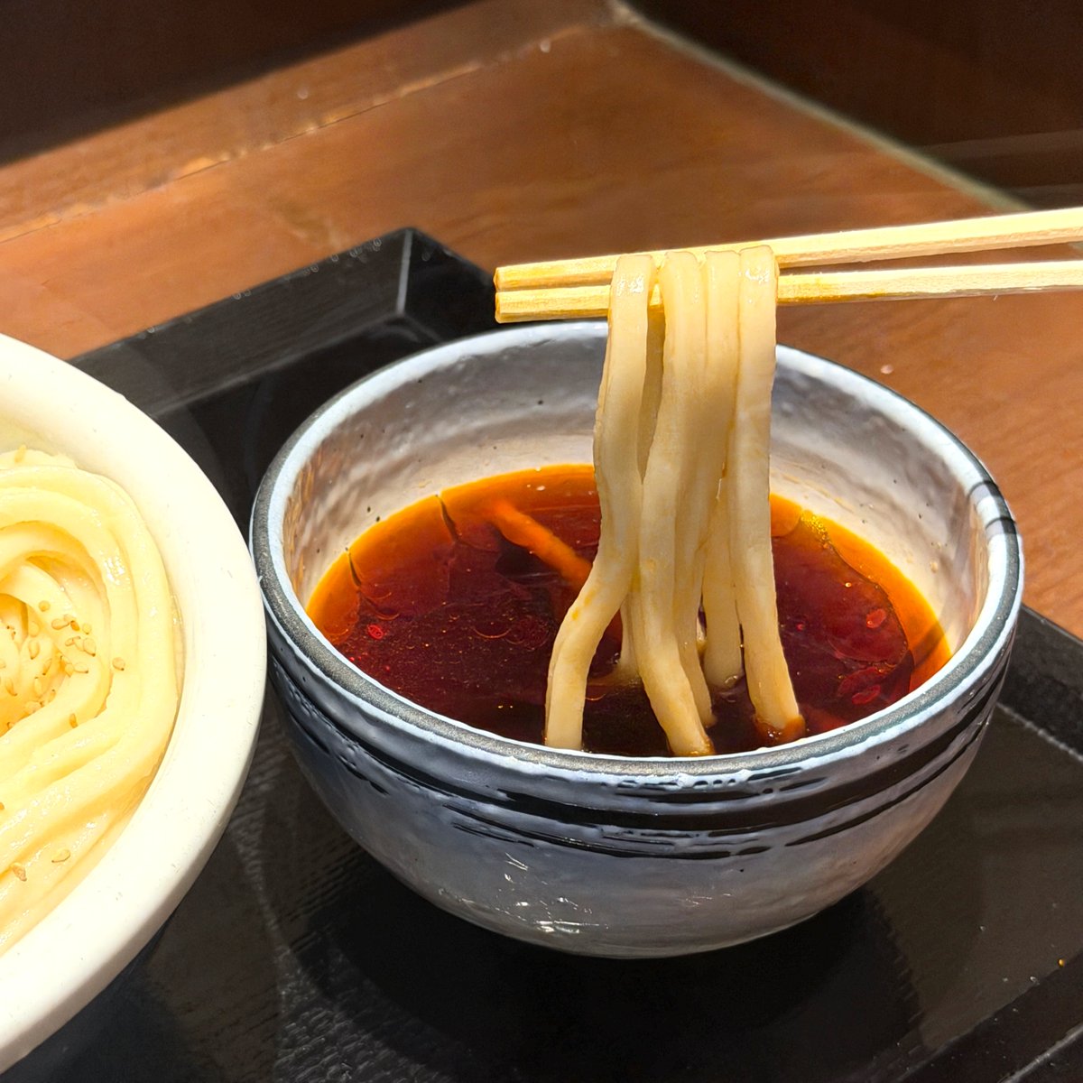 UdonMarugame's tweet photo. 甘辛い味わいのつけ汁に、やわらかな豚しゃぶとシャキシャキ小松菜ナムルが相性抜群な #旨辛豚つけ汁うどん 🥢

うどんはいつでも【3玉まで同一価格】！
その時の気分に合わせて、お好きなうどんの量を選べます✨
今日のあなたは何玉食べたい気分ですか？
#丸亀製麺 https://t.co/bSaHRuKBJL