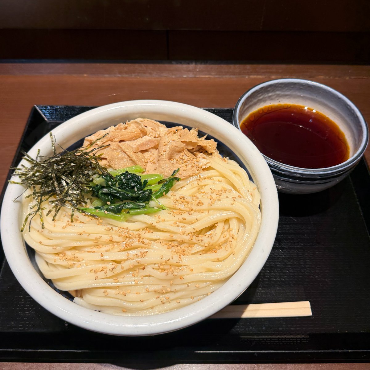 UdonMarugame's tweet photo. 甘辛い味わいのつけ汁に、やわらかな豚しゃぶとシャキシャキ小松菜ナムルが相性抜群な #旨辛豚つけ汁うどん 🥢

うどんはいつでも【3玉まで同一価格】！
その時の気分に合わせて、お好きなうどんの量を選べます✨
今日のあなたは何玉食べたい気分ですか？
#丸亀製麺 https://t.co/bSaHRuKBJL