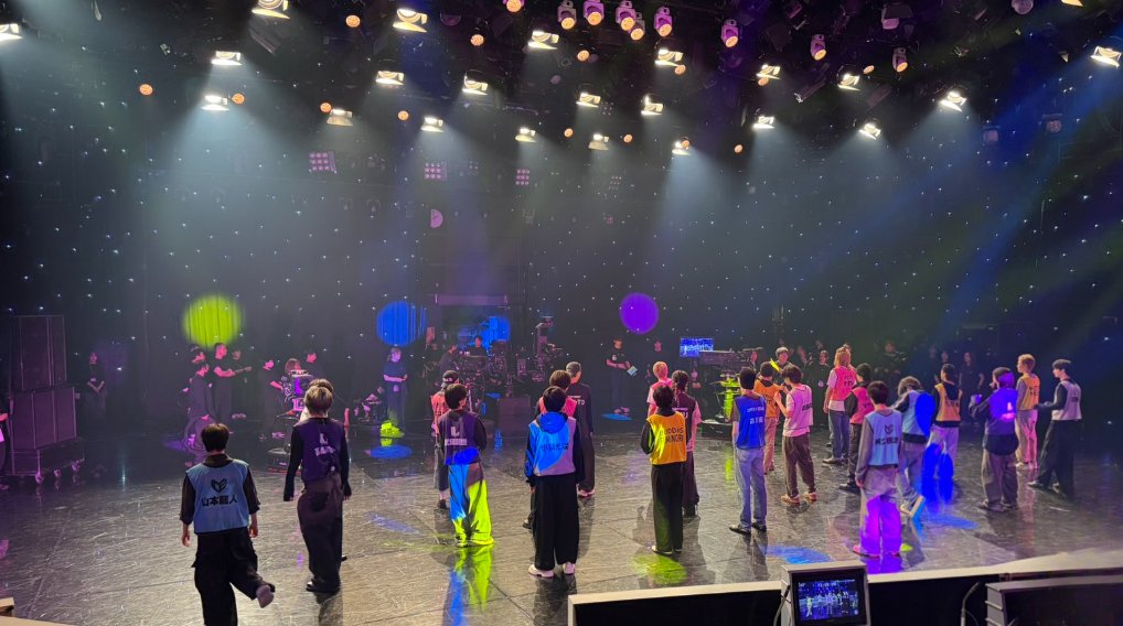 Mst_com's tweet photo. 【#Mステ 放送中】 ⠀ 

今夜の1曲目は 
初登場のEBiDAN👏 ⠀ 

ストリーミング1億回再生突破！ 
「Yes! 東京」🗼 ⠀ 

💬コメント 
🚄超特急 カイさん「EBiDANの明るくて楽しいパワーを皆様にお届けできるよう努力します！」 ⠀ 

🚄超特急 ユーキさん「今だからこそ見られるEBiDANの勢いと、無限大の可能性をぜひ感じてほしいです！」

🚄超特急 タカシさん「EBiDANとして日本をはじめ、世界を笑顔にしていきたいです！」 ⠀ 

🚄超特急 シューヤさん「世間にEBiDANを知ってもらえるようにYes!と叫びます！」 ⠀ 

🚄超特急 マサヒロさん「EBiDANの大勢でのパフォーマンスで普段交わらない9つのグループが新しい1面を見せてくれると思います」 ⠀ 

🐉SUPER★DRAGON池田さん「肯定ソングで前向きになれる楽曲なので、知らない方もぜひ楽しんで聴いてほしいです」 ⠀ 

🐾ONE N' ONLY HAYATOさん「ワビサビ全開のパフォーマンス頑張ります！！！」 ⠀ 

👓原因は自分にある。武藤さん「前向きになれるエネルギーをEBiDANのみんなでお届けいたします！」

🟡BUDDiiS FUMINORIさん「各々のスタイルが集まったEBiDANがみなさまに笑顔をたくさん届けます！！たくさん背中をおさせてください！！」 ⠀ 

🟡BUDDiiS FUMIYAさん「この夜から日本中に『Yes!』革命を起こします！」 ⠀ 

🧊ICEx 阿久根さん「とにかく緊張してますが、皆さんを前向きにそして背中を押せるようなパフォーマンスを全力で届けます！」 ⠀ 

💜Lienel 武田さん「パフォーマンスを通して、見ている方の励みになればいいなと思ってます！」 ⠀

 #ウラステ リハーサル😊📷✨