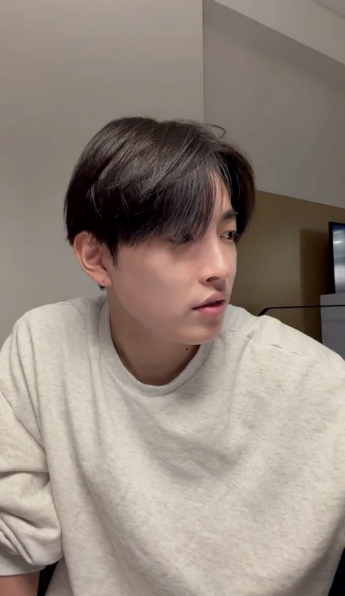 tinyprettykhj's tweet photo. he can’t be this attractive 🥺 https://t.co/H5ToVj7TCn