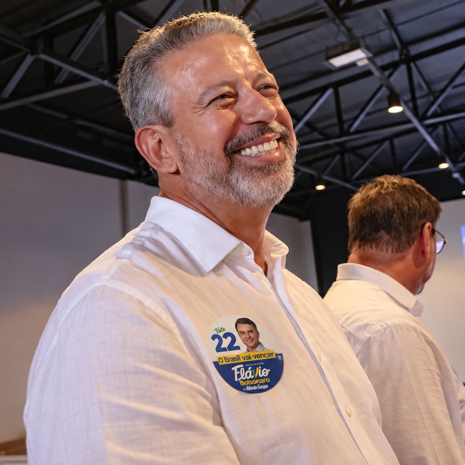 meioindep's tweet photo. 🚨BASTIDORES: Lira entra em campo e dá 'conselho de ouro' à campanha de Flávio

Senador mais votado de AL, o 'diferenciado' pediu ao coordenador Rogério Marinho que deixasse a formação do governo para depois da eleição, e empenhe força máxima para Flávio vencer o 2º turno. https://t.co/rWm5T9sZfI