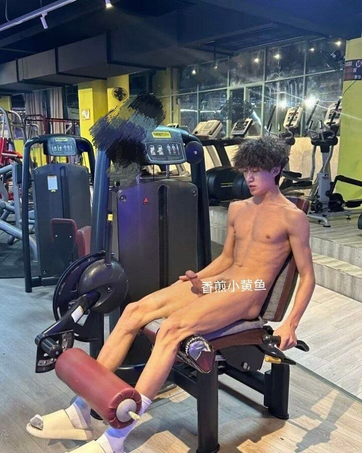 Catarina54321's tweet photo. 穿白袜🧦裸体健身，好爽啊，要是旁边有个人一块玩就好了，边健身边玩，想想就刺激，周末谁来陪我玩 https://t.co/bLqKzKiKol