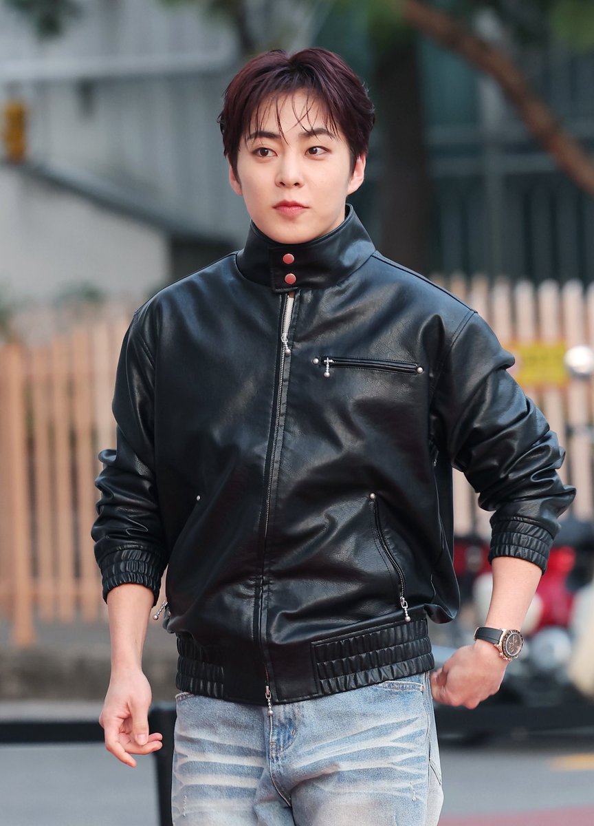 plyxeol's tweet photo. so i compiled a few and look at the way news outlets are writing about xiumin at dauspice event today 😭

- The irresistible beauty of a dumpling
- Puffed cheeks with his mouth cave wide open~! Aegyo master Shunyangi
- Getting emotional over how oppa never seems to age
- This face is thirty seven years old?! Between cute and sexy... His deadly unexpected charm
- Choking up at oppa's ever youthful beauty. A black shooming who can pull off both chic and cute
- A visual that ages in reverse

#XIUMIN