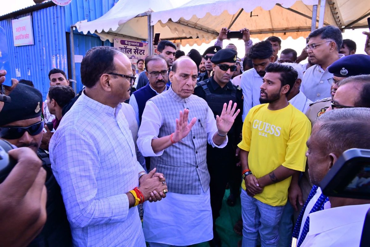 Santosh_Bjpup's tweet photo. आज मा० रक्षामंत्री एवं लखनऊ के लोकप्रिय मा० सांसद आदरणीय श्री राजनाथ सिंह जी की गरिमामयी उपस्थिति में आयोजित फैजुल्लागंज के "बाढ़ प्रभावित परिवारों को राहत सामग्री वितरण कार्यक्रम" सम्पन्न हुआ 

इस कठिन समय में केंद्र एवं प्रदेश सरकार पूरी संवेदनशीलता के साथ प्रभावित परिवारों के साथ खड़ी है। पीड़ित परिवारों को हरसंभव सहायता उपलब्ध कराना हमारी सर्वोच्च प्राथमिकता है। संकट की इस घड़ी में प्रभावित नागरिकों की सुरक्षा, राहत एवं पुनर्वास के लिए सरकार पूरी प्रतिबद्धता के साथ कार्य कर रही है।

इस अवसर पर मा० उप मुख्यमंत्री श्री ब्रजेश पाठक जी 
मा० महापौर, लखनऊ श्रीमती सुषमा खर्कवाल जी, महानगर अध्यक्ष श्री आनंद द्विवेदी जी,मा० सदस्यगण विधान परिषद श्री मुकेश शर्मा जी, श्री पवन सिंह चौहान जी, श्री रामचंद्र प्रधान जी,, जिलाध्यक्ष, भाजपा, लखनऊ श्री विजय मौर्य जी, मा० विधायक श्री नीरज बोरा जी, मा० विधायक श्री योगेश शुक्ला जी, मा० विधायक श्री ओ०पी० श्रीवास्तव जी, श्री श्याम किशोर दास जी, श्री राम अवतार कनौजिया जी , एवं अन्य गणमान्यजन उपस्थित रहे।

Rajnath Singh Anand Dwivedi Brajesh Pathak Dr Neeraj Bora #BJPUttarPradesh
#highlight #follower #nonfollowers