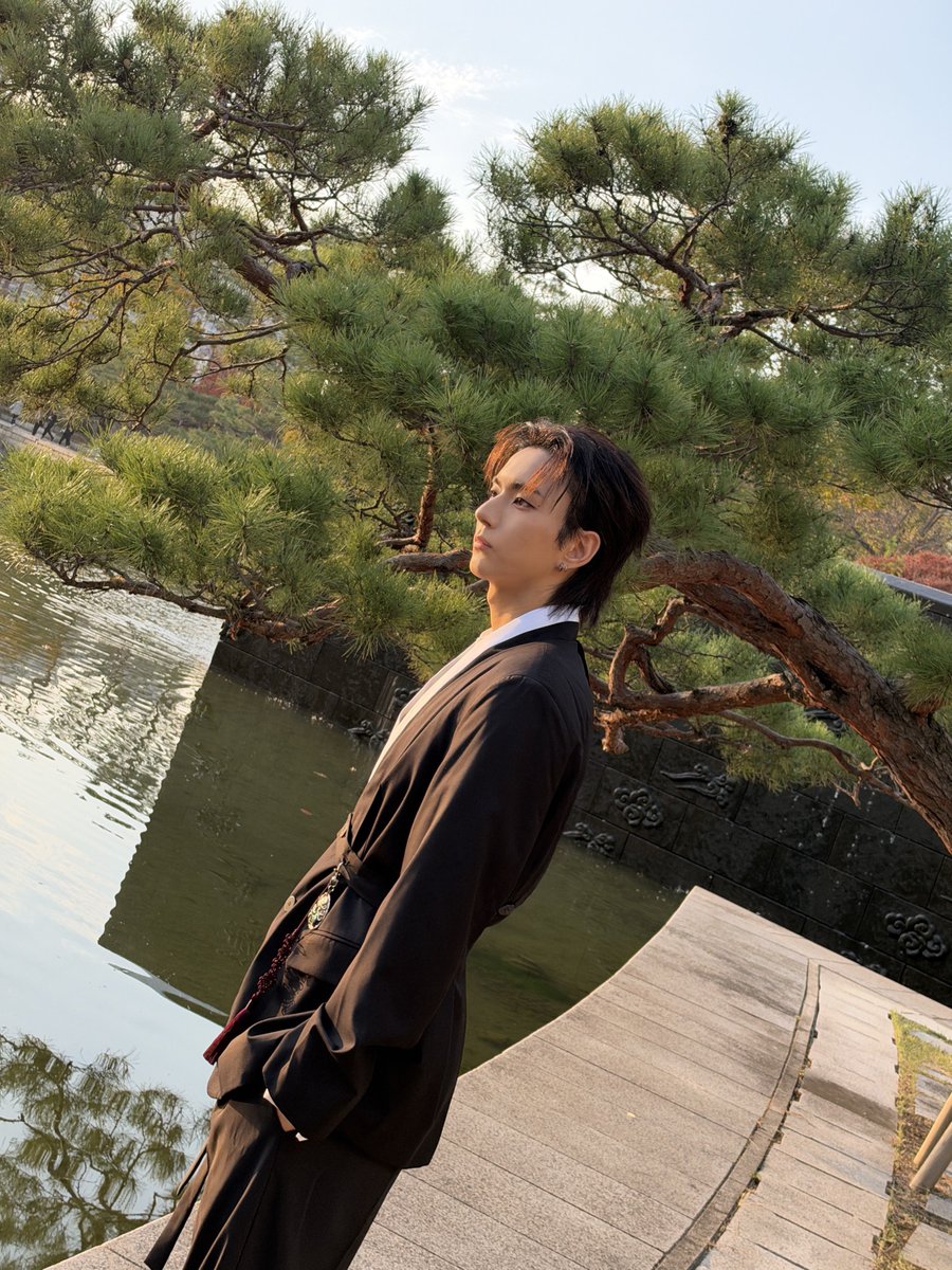 XH_official's tweet photo. 뮤뱅 완료💜

#XdinaryHeroes 
#Ode #오드 https://t.co/O5mlfkA06e