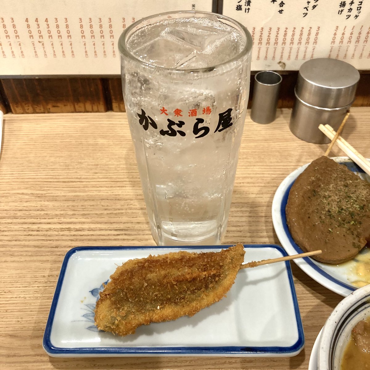 hoppy5126's tweet photo. 今宵の晩酌は
生ビール（中）、チューハイ×2杯、つまみはもつ煮、黒おでんの黒はんぺんと大根、アジフライ、ホルモンの唐揚げで締めて2640円でした。
（@ かぶら屋船橋店）
ごちそうさまでした♪
#かぶら屋
#黒おでん #もつ煮 https://t.co/3mpIIoZ1II