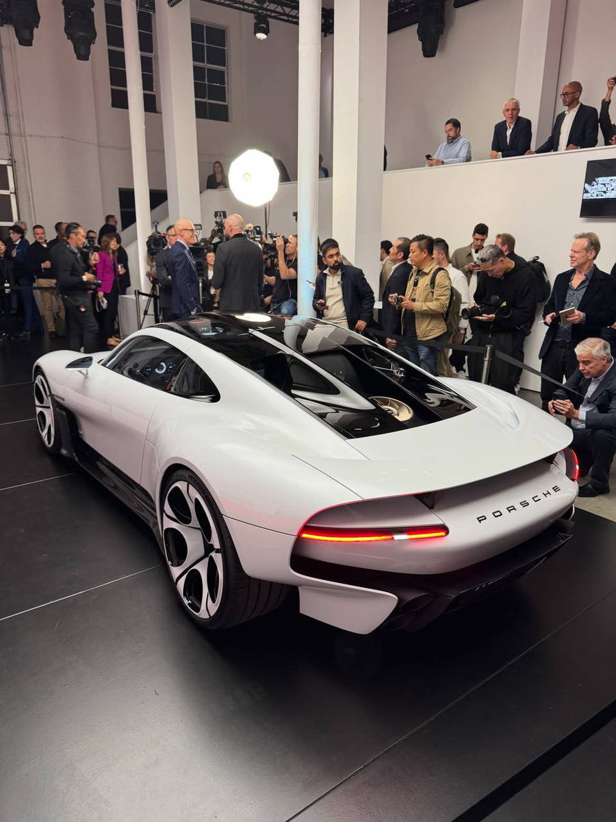 CarHome007's tweet photo. 🇩🇪 Porsche Mission S: a new flagship is coming! 🔥

🏎️ New mid-engine platform
⚙️ Petrol or hybrid — no EV
🔧 Manual or PDK transmission
🎯 Inspired by the 911, 917 &amp; 959
💰 Expected price: ~$500,000
📅 Production targeted for 2028–2029

The past, reimagined for the future. 🏁 https://t.co/AfdmGzzLQ7
