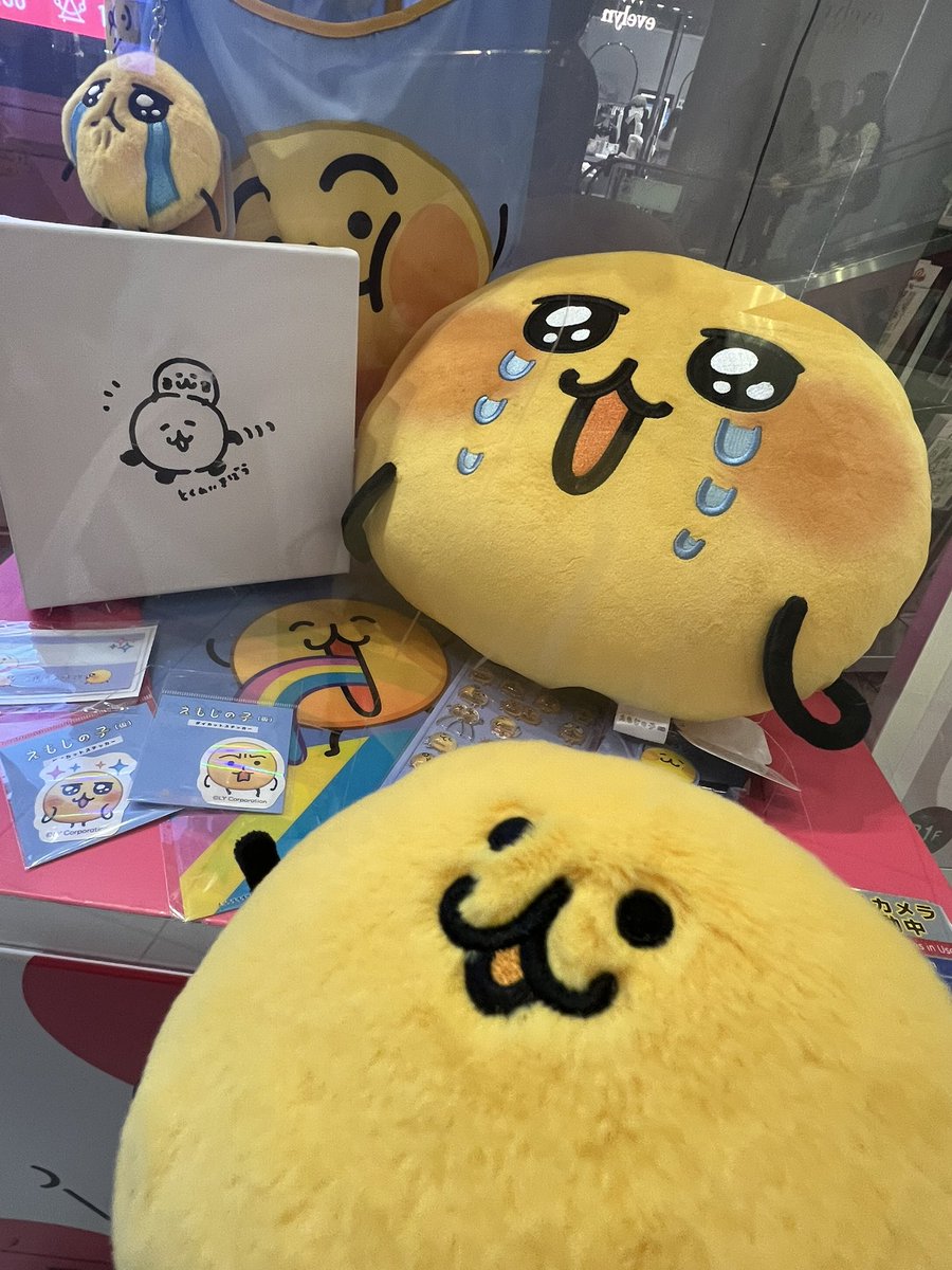 Stray__Panda's tweet photo. #えもじの子　大阪POP UP
HEPにお越しの観測者の皆さまは、
ぜひ1Fの展示もお忘れなく…！
とくめいきぼう先生のサインが
こちらにも📝 https://t.co/i49Wd1jBDM