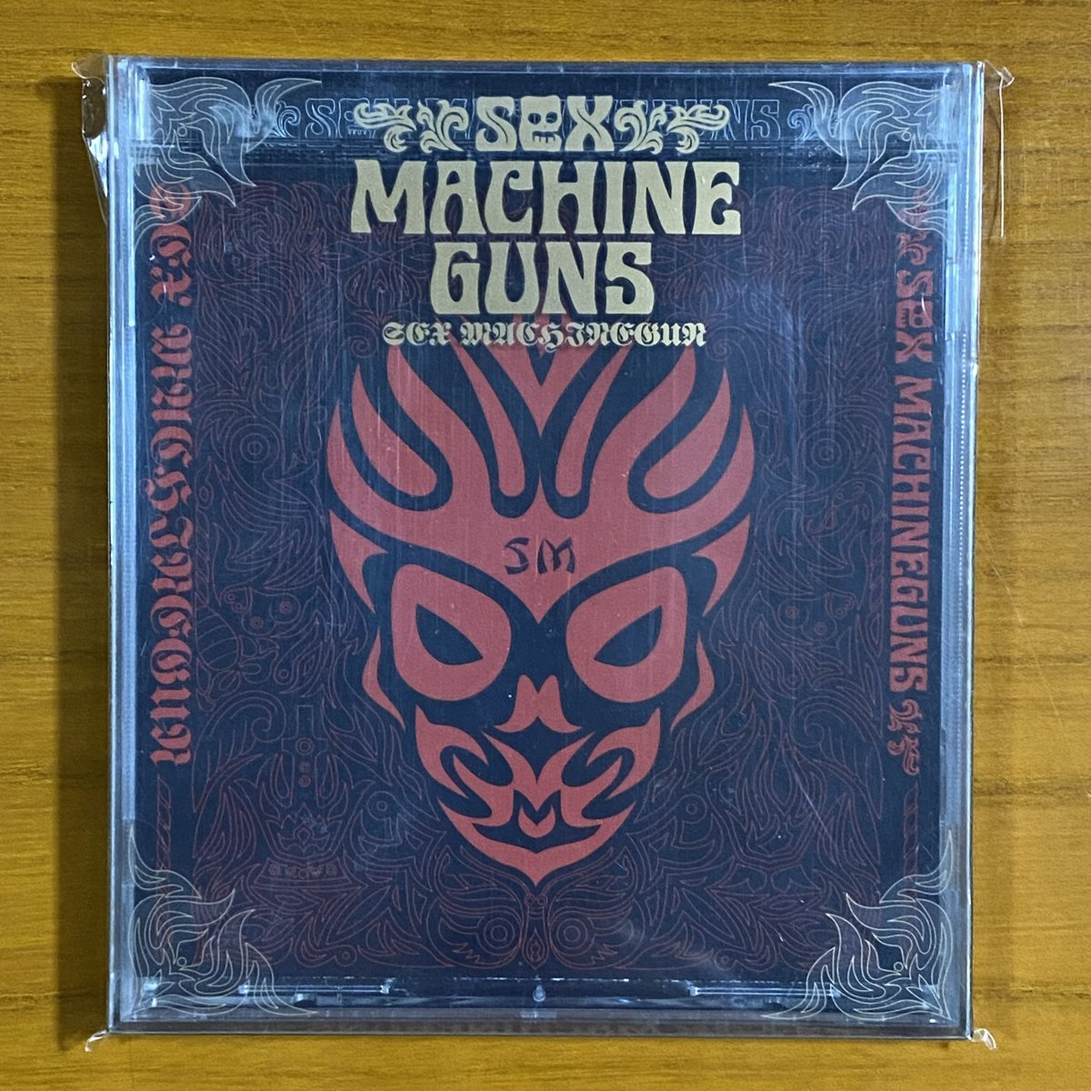 astromaniax26's tweet photo. 本日で発売から28年!
1998年10月16日 発売
【SEX MACHINEGUN
/SEX MACHINEGUNS】
告知ポスターとCD(初回)
オリコン最高29位
メジャー1stアルバム
シングル
「HANABI-la大回転」
「BURN 〜愛の炎を燃やせ〜」
収録
#SEXMACHINEGUNS
#SEXMACHINEGUN
#1stアルバム
#ヘヴィメタル
#ポスターとCD https://t.co/mdpGSkMds4