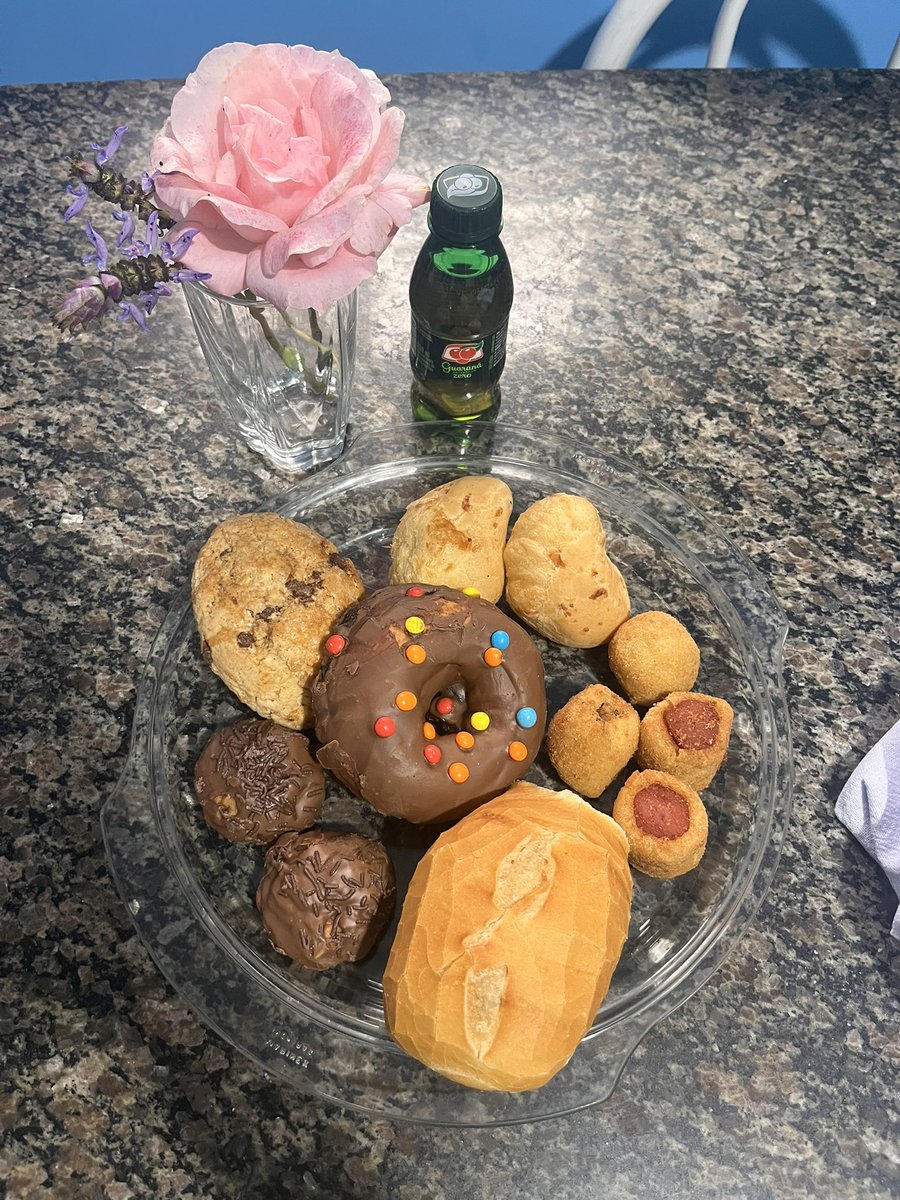 applepielt's tweet photo. Minha mãe fez um café para mim de aniversário https://t.co/XcZgXgcYCO
