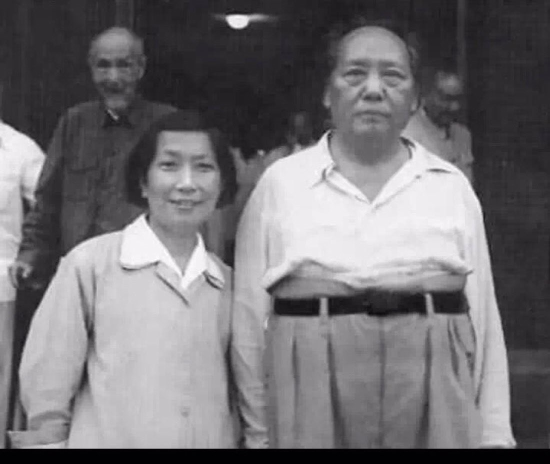 MoonMoon2289's tweet photo. 为什么老毛跟他孙子喜欢把裤子穿到胸口吗？ https://t.co/HvnYwhnXed