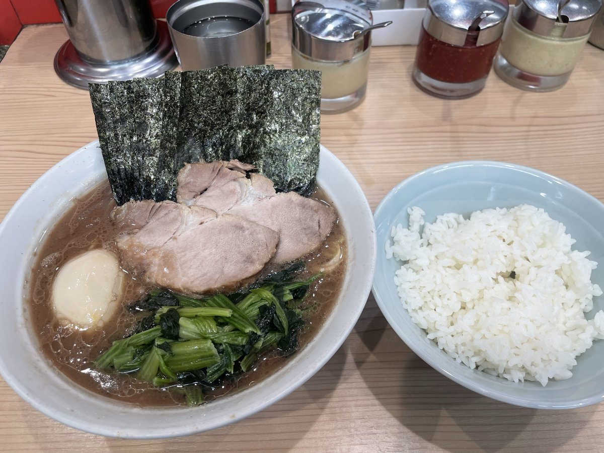 tsucchan8949's tweet photo. 昨日の午前中は上大岡に用事があり、用事が終わってすぐ「北里家」に向かいました。

何年も気になっていた宿題店。

今日は最大のチャンス！と思い迷わず直行！🍜

滅多に上大岡に来れないので「特製らーめん」を注文♪

美味し！

お腹もいっぱいになり大満足で帰宅しました♪

ご馳走様でした🙇‍♂️ https://t.co/u8BIXbzbKv