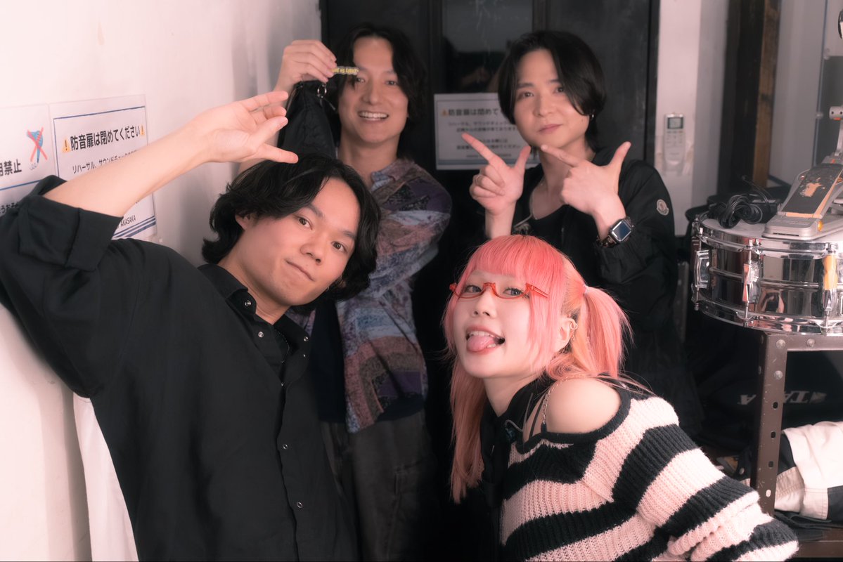 she_is_light_'s tweet photo. 今が良くないことなんてわかってる。
正しい感情じゃないことはわかってる。
だけどそんな感情に寄り添ってもらえる何かがないと
人は前に向けないと思うんです。

わたしはその一瞬の感情に寄り添いたい

2026.10.15
赤坂naveyfloor
赤坂花音

お越しいただきありがとうございました！！ https://t.co/iZ5iTjQx2Z