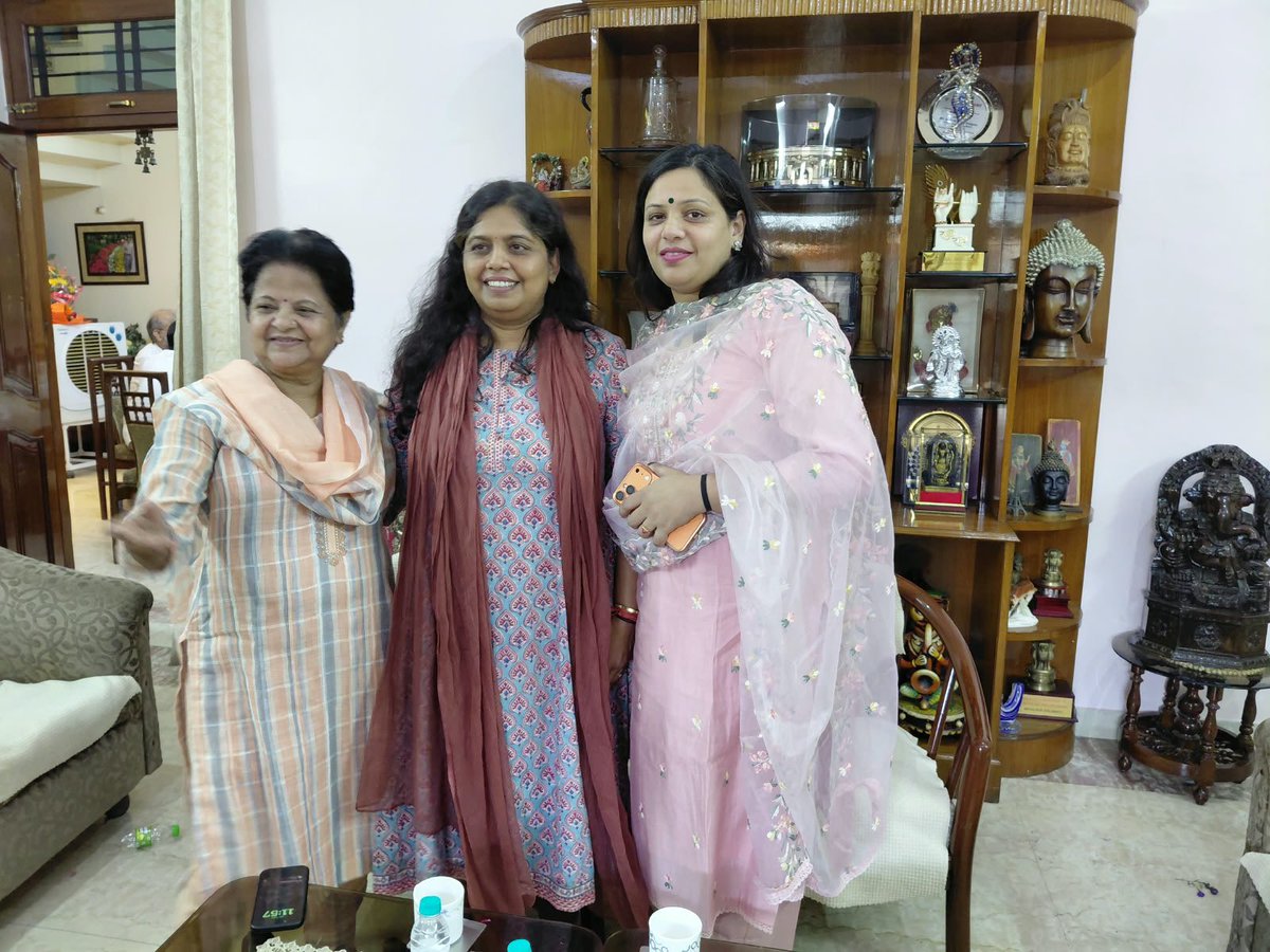 DrasthaAgarwal3's tweet photo. 🌺 बरेली स्थित आवास पर नवनिर्वाचित राज्यसभा सांसद आदरणीया बड़ी बहन श्रीमती श्रुति गंगवार जी से शिष्टाचार भेंट कर उन्हें हार्दिक बधाई एवं शुभकामनाएँ दीं। 💐

आपके सफल कार्यकाल एवं जनसेवा के लिए अनंत मंगलकामनाएँ। 🙏🚩

#ShrutiGangwar #BJP #YogiAdityanath #Modiji #UttarPradesh https://t.co/ZDMUYYVx8A