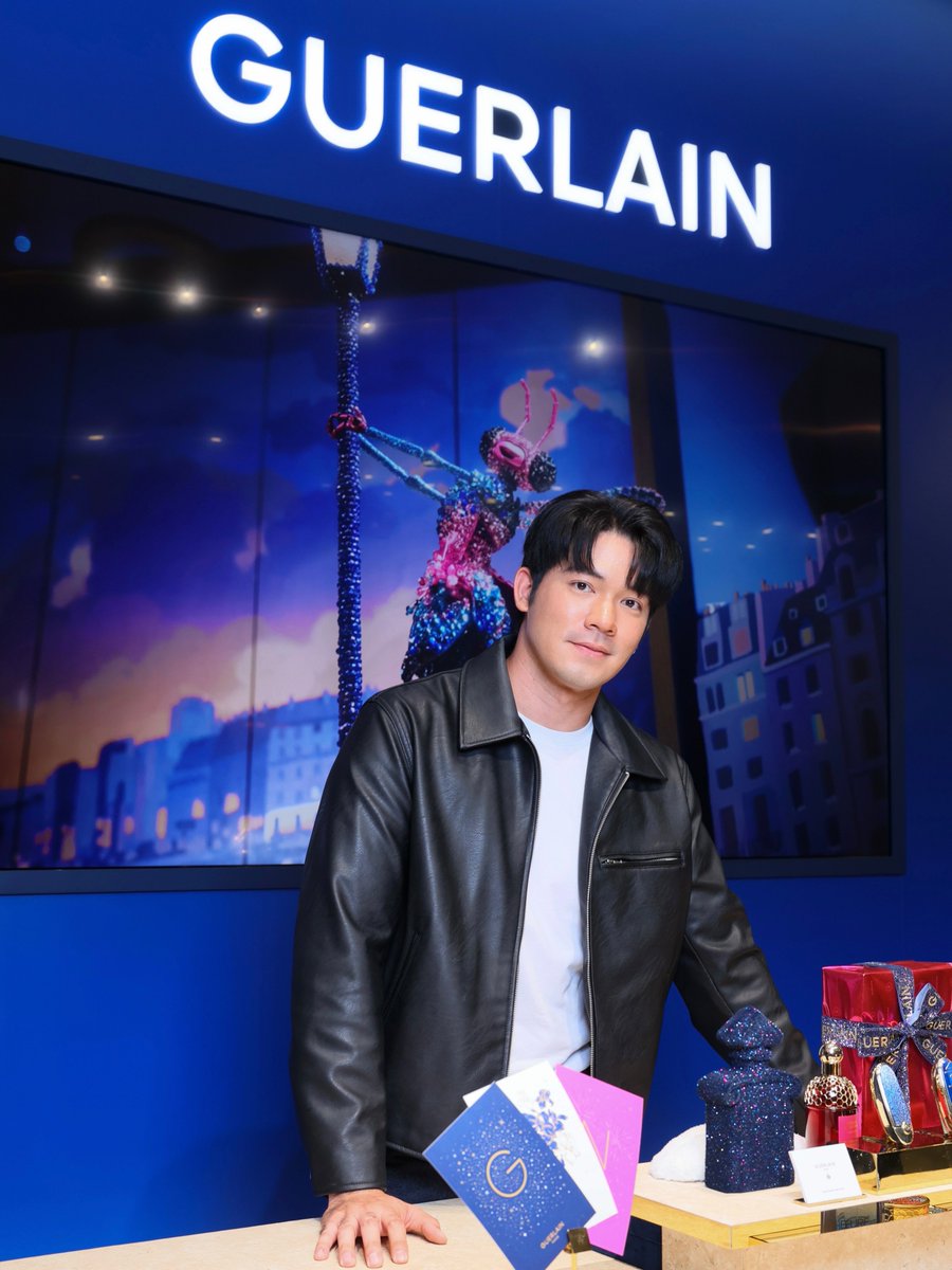 thatspppfc's tweet photo. [Update] IG Post : thatsppp 

🔗 https://t.co/T7pbHt5nHB

เมื่อความงามบรรจบกับศิลปะแห่งโอตกูตูร์ ✨ 
Guerlain ต้อนรับคริสต์มาส 2026 ผ่าน Advent Calender และคอลเล็กชั่นสุดพิเศษที่ร่วมสร้างสรรค์กับดีไซเนอร์ Kevin Germanier ถ่ายทอดความมหัศจรรย์ของกรุงปารีสยามค่ำคืน ผ่านสีสันอันโดดเด่น งานปักประดับระยิบระยับ และไอเท็มบิวตี้ชิ้นไอคอนิกที่ถูกเนรมิตให้เป็นดั่งผลงานศิลปะอันทรงคุณค่า ค้นพบคอลเล็กชั่นต้อนรับ Holiday 2026 รุ่นลิมิเต็ดเอดิชั่นได้พร้อมกันวันที่ 15 ตุลาคมนี้เป็นต้นไปที่เคาน์เตอร์ Guerlain

โดยเมื่อช้อปครบ 6,000 บาท ณ Guerlain ทุกสาขาจะได้รับ Guerlain XMAS Bag Charm และเอ็กซ์คลูซีฟเฉพาะป๊อปสโตร์ สาขาสยามพารากอน เมื่อช้อปครบ 30,000 บาท รับฟรีบริการห่อของขวัญด้วยกระดาษลวดลายพิเศษต้อนรับเทศกาลเฟสทีฟนี้

@Guerlain
#Guerlainmakeup
#GuerlainLover
#Guerlainholiday
#thatsppp #ป๊อบศิร์รัฐ