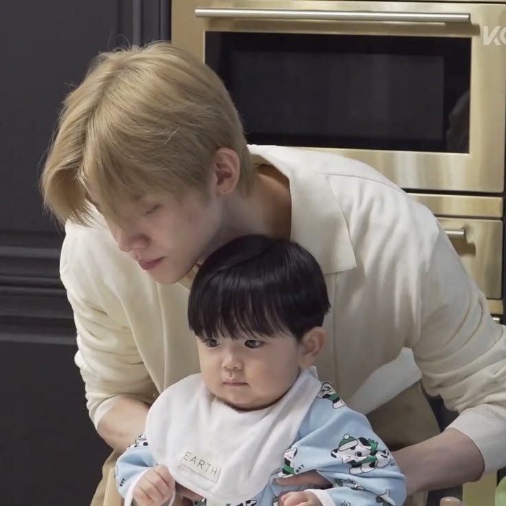 candyyoukaroll's tweet photo. Duta gendong bayi jatuh kepada Choi Yeonjun.🫶🏼🩷✨🫂
#TXTParentingDay https://t.co/KdYP0JquwN