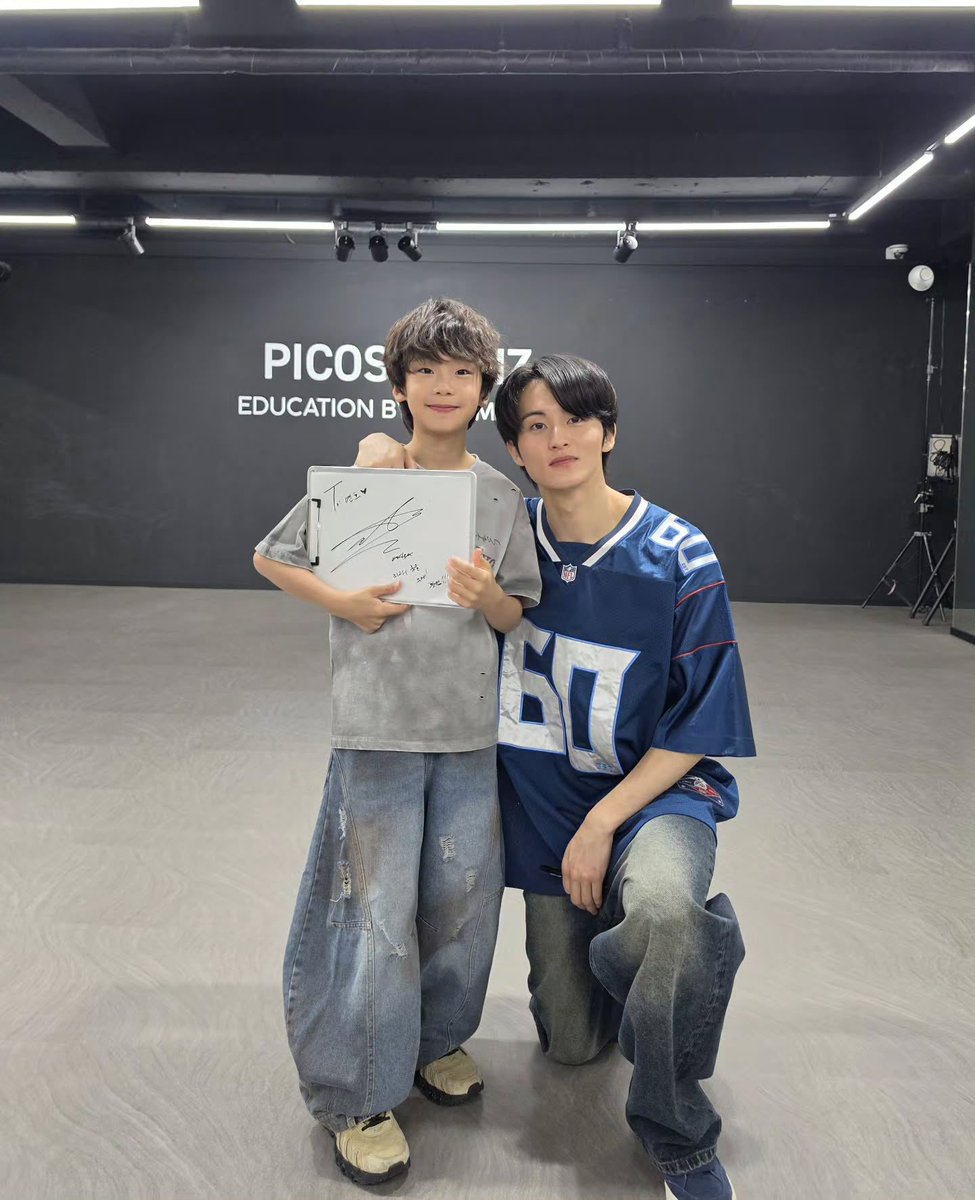 merlynsie's tweet photo. คุณแม่น้องยอนโฮมาลงรูป 🥺

พี่มาร์คลีย่อตัวลงคุกเข่าถ่ายให้ตัวเท่าๆน้อง แจกลายเซ็น ละน้องมาอวดกระเป๋ากะหมวกที่ม้าคฮยองซื้อให้ด้วย น่ารักมากเจ้าเด็ก https://t.co/ewNELAYOSk