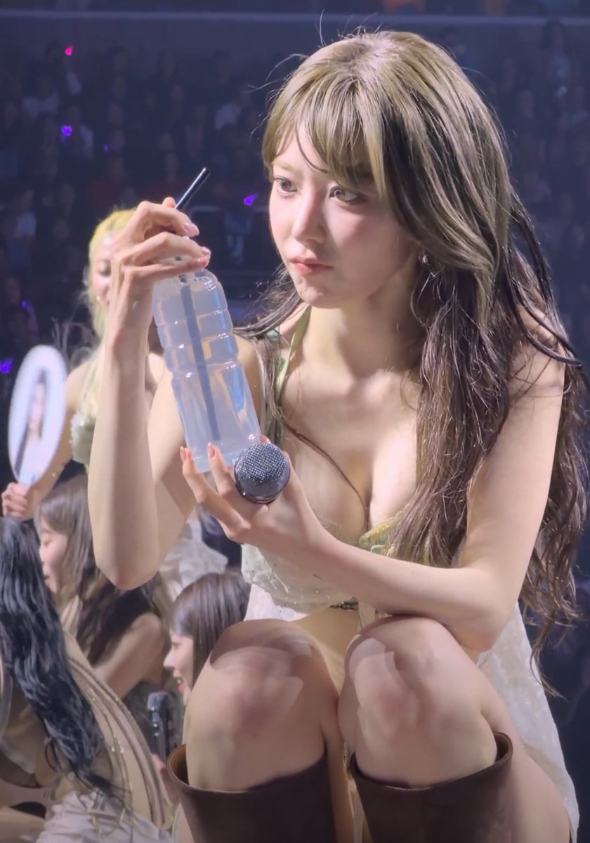 arashisakura's tweet photo. LE SSERAFIMの宮脇咲良
水分補給する姿が世界中で話題に
これは天使すぎる😇 https://t.co/z0vLjbWLLl