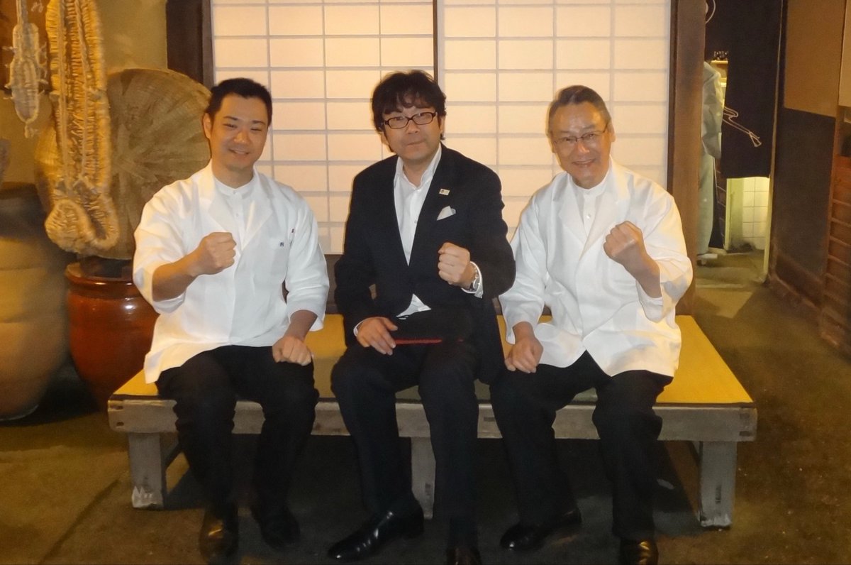 info_hanamiyako's tweet photo. わたしが心から尊敬する
㊗️京都瓢亭十四代 髙橋英一さんが京料理において料理人で初の重要無形文化財保持者(人間国宝)として認定されたとのことです。
髙橋英一 氏（瓢亭 十四代当主）
農口尚彦 氏（現代の名工・杜氏）
池坊専永 氏（華道家元池坊 四十五世家元）
食と花の名匠、人間国宝に初認定の3人の皆様おめでとうございます🎉
https://t.co/vLBWRJJzDX
