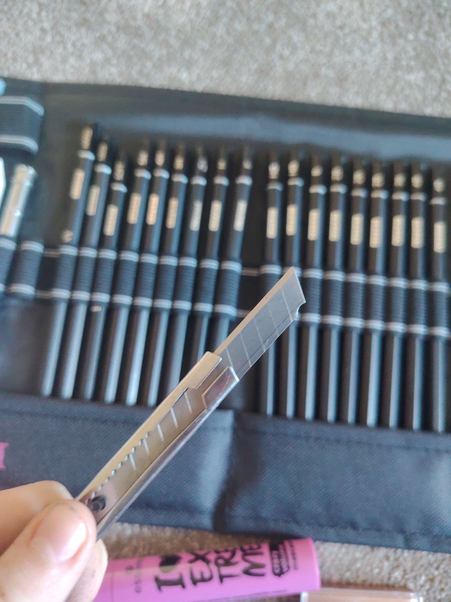 pompomchururin's tweet photo. my mom bought me an art kit for my bday... THAT HAS THE STEREOTYPICAL SHEDTWT KNIFE IN IT LIKE DUDE YOU KNOW I SH????? https://t.co/x4GsN7b7eA
